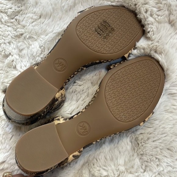 Never worn, brand new Michael Kors cream and brown snake print heels. Size 8.5 - Picture 3 of 3